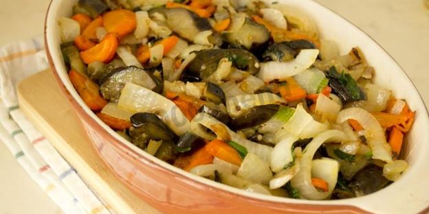 овощное рагу с мясным фаршем и баклажанами в духовке