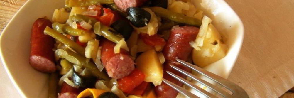 Овощное рагу с охотничьими колбасками