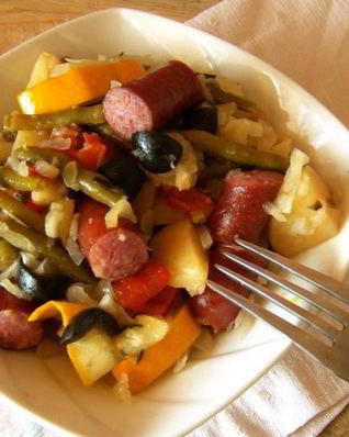 Овощное рагу с охотничьими колбасками