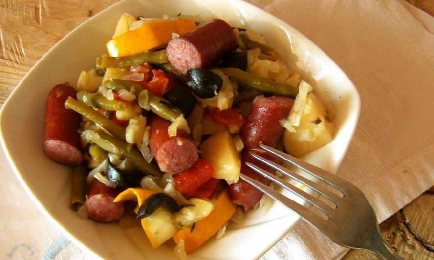 Рецепт овощного рагу с охотничьими колбасками