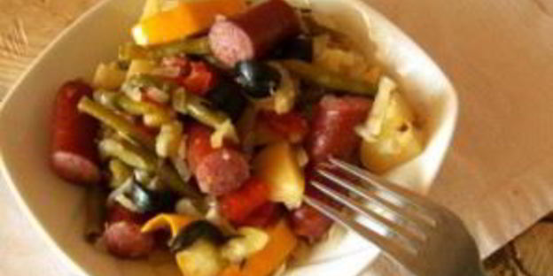 овощное рагу с охотничьими колбасками