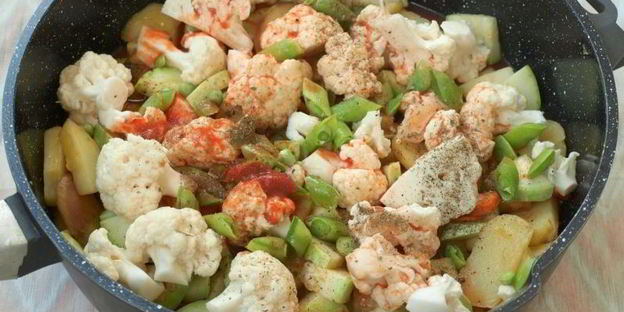 овощное рагу с цветной капустой и стручковым горошком