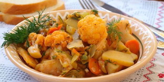 овощное рагу с цветной капустой и стручковым горошком