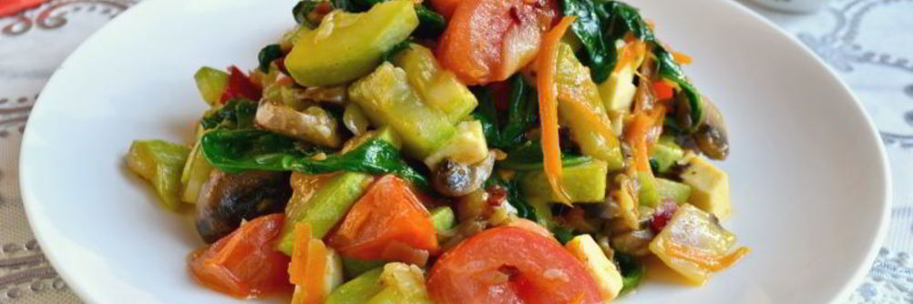 Овощное рагу со шпинатом, грибами и брынзой на сковороде