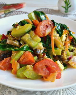 Овощное рагу со шпинатом, грибами и брынзой на сковороде