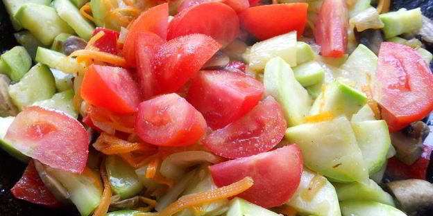 овощное рагу со шпинатом, грибами и брынзой на сковороде