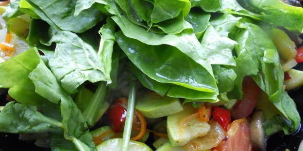 овощное рагу со шпинатом, грибами и брынзой на сковороде