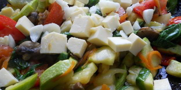 овощное рагу со шпинатом, грибами и брынзой на сковороде