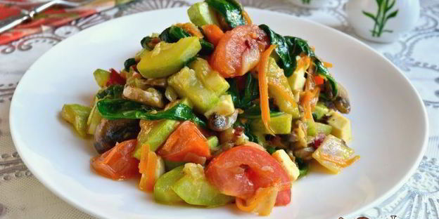 овощное рагу со шпинатом, грибами и брынзой на сковороде