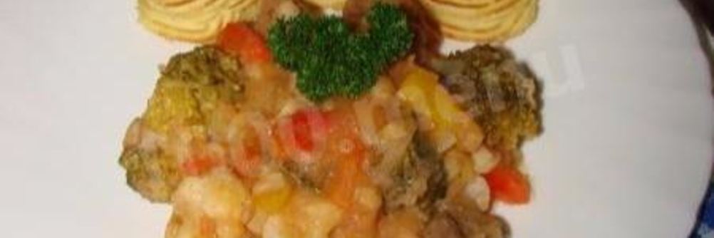 Овощное рагу со свининой под картофельно-томатным соусом