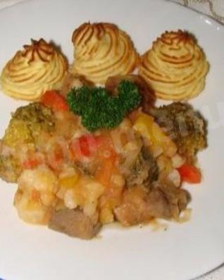 Овощное рагу со свининой под картофельно-томатным соусом