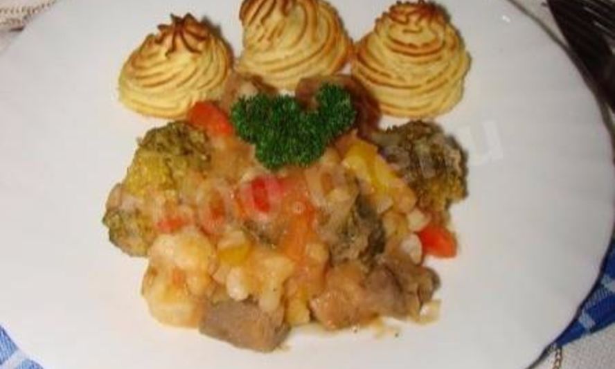 Рецепт овощного рагу со свининой под картофельно-томатным соусом