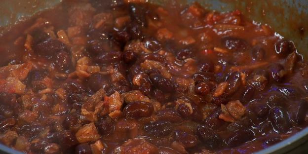 рагу из говядины и красной фасоли в томатном соусе