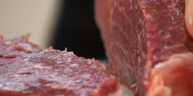 рагу из говядины и красной фасоли в томатном соусе