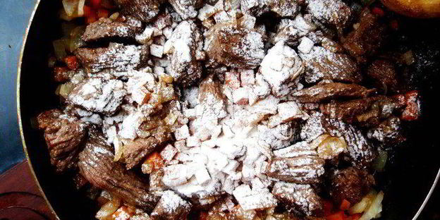 рагу из говядины с подливой, запеченное под фольгой homequeen