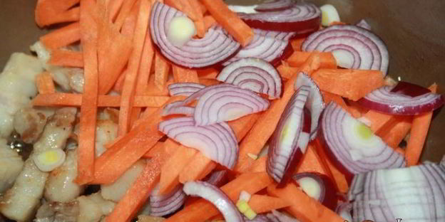 рагу из картофеля со свиной грудинкой в мультиварке