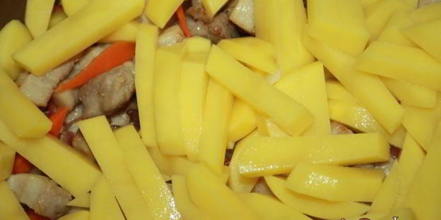 рагу из картофеля со свиной грудинкой в мультиварке