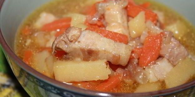 рагу из картофеля со свиной грудинкой в мультиварке