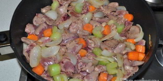 рагу из куриных сердечек и печени