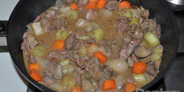 рагу из куриных сердечек и печени