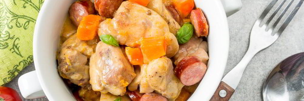 Рагу из курицы с колбасками и тыквой
