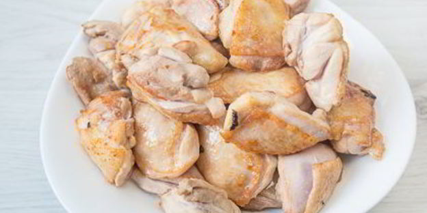 рагу из курицы с колбасками и тыквой