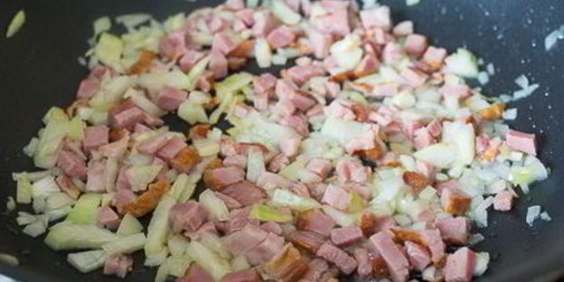 рагу из курицы с колбасками и тыквой