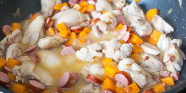 рагу из курицы с колбасками и тыквой