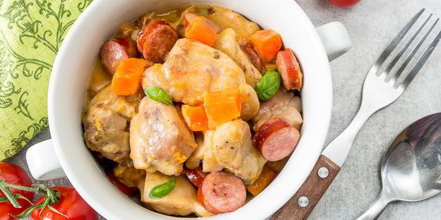 рагу из курицы с колбасками и тыквой