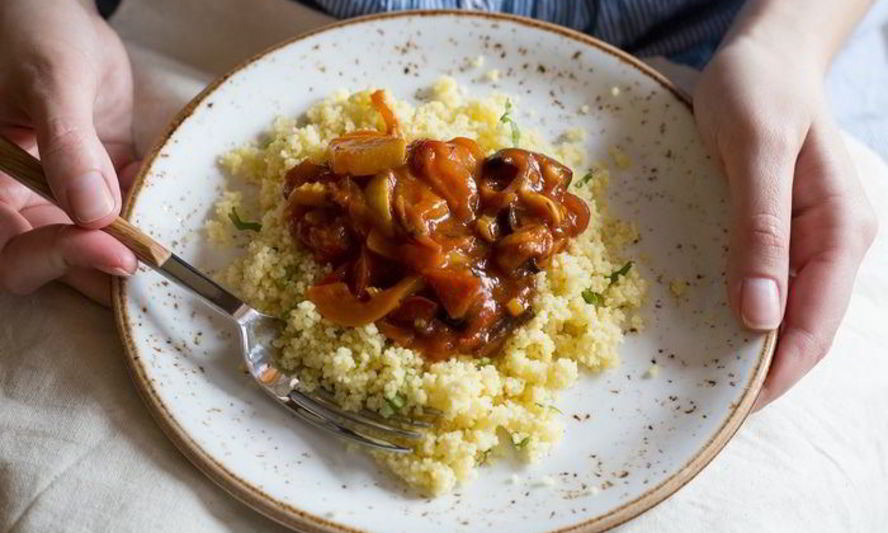 Рецепт рагу из печеных овощей с пряным кускусом