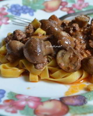 Рагу ягненка с грибами и пастой