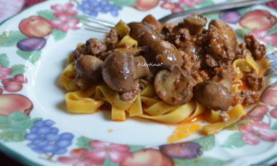 Рецепт рагу ягненка с грибами и пастой