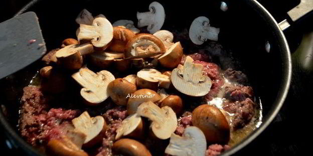 рагу ягненка с грибами и пастой