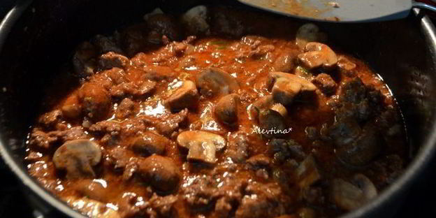 рагу ягненка с грибами и пастой