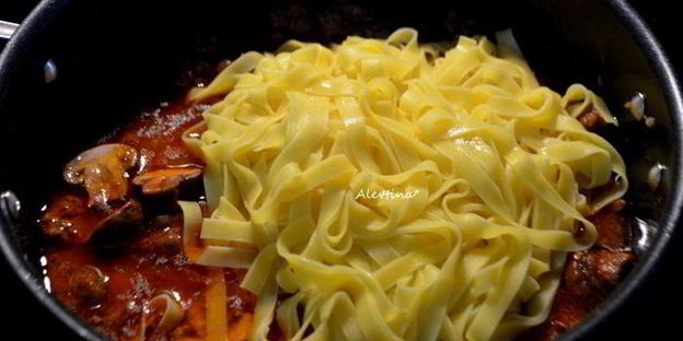 рагу ягненка с грибами и пастой