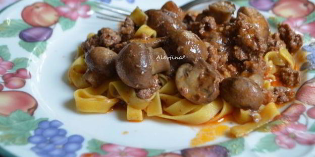 рагу ягненка с грибами и пастой