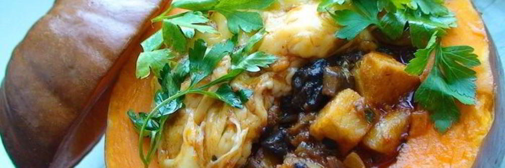 Запеченная тыква, фаршированная овощным рагу с грибами и сыром