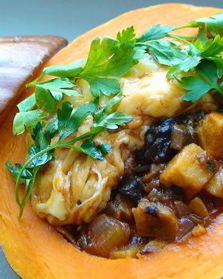 Запеченная тыква, фаршированная овощным рагу с грибами и сыром