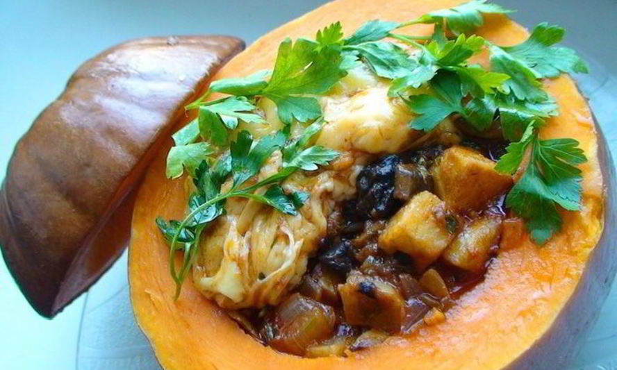 Рецепт запеченной тыквы, фаршированной овощным рагу с грибами и сыром