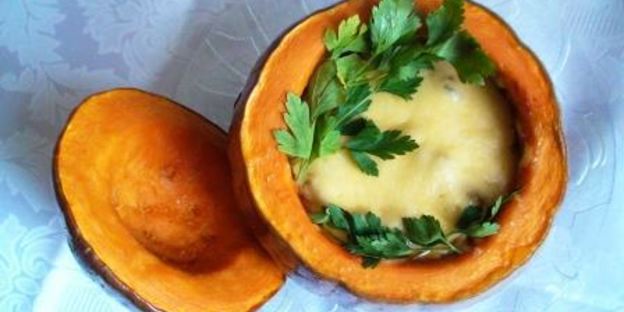 запеченная тыква, фаршированная овощным рагу с грибами и сыром