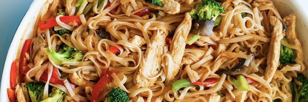 Рисовая лапша с курицей и овощами