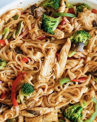 Рисовая лапша с курицей и овощами