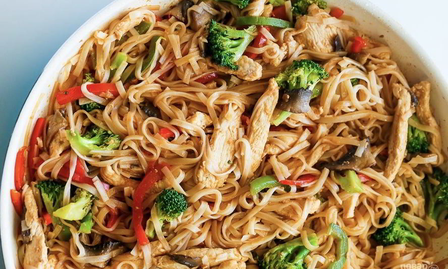 Рецепт рисовой лапши с курицей и овощами