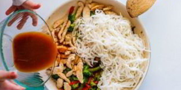 рисовая лапша с курицей и овощами