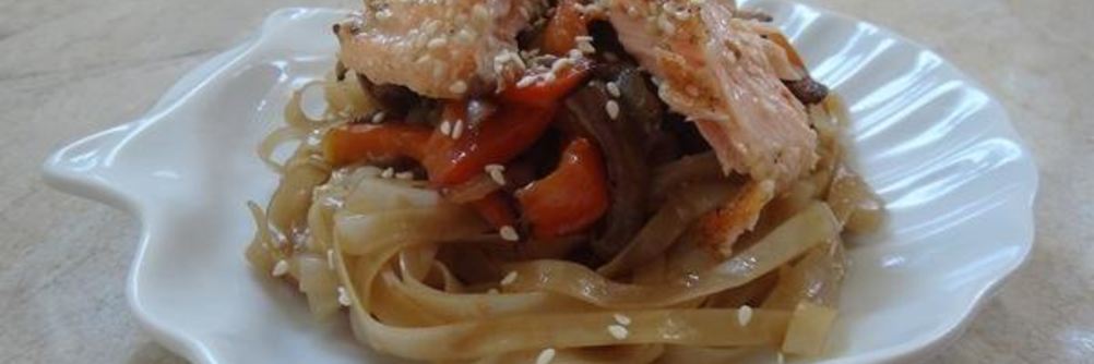 Рисовая лапша с овощами и семгой в кунжуте