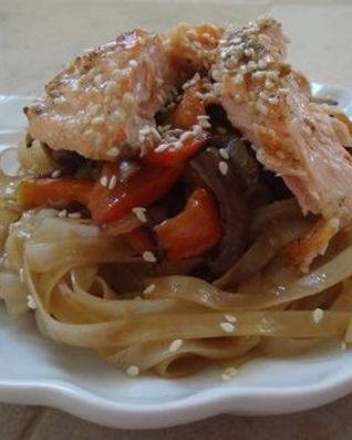 Рисовая лапша с овощами и семгой в кунжуте