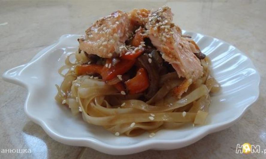 Рецепт рисовой лапши с овощами и семгой в кунжуте