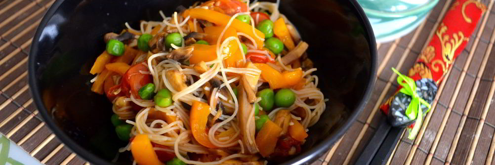 Рисовая лапша с овощами и соусом терияки