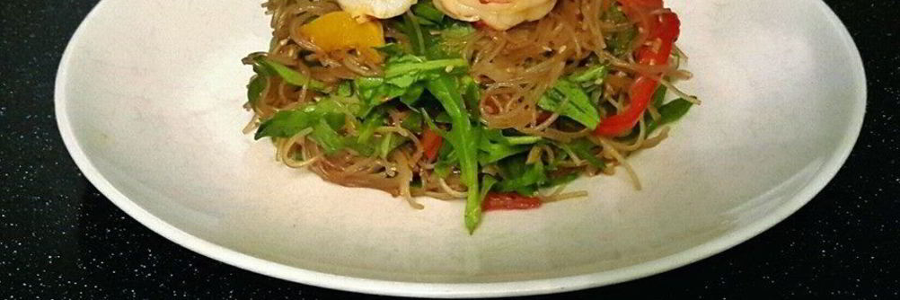 Рисовая лапша с рукколой и креветками