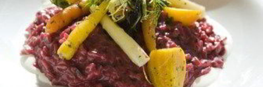 Красное ризотто из перловки с овощами